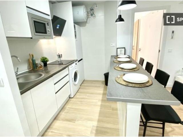 Se alquila habitación en apartamento de 4 dormitorios en Getafe