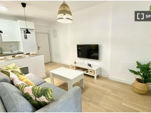 Se alquila habitación en apartamento de 4 dormitorios en Getafe