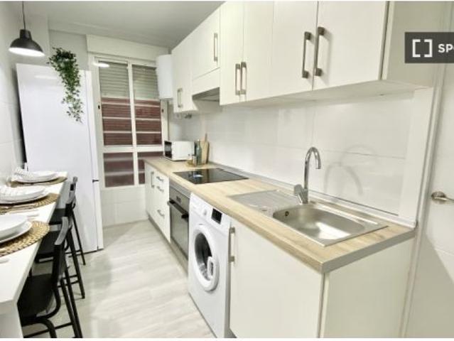 Se alquila habitación en apartamento de 4 dormitorios en Getafe, Madrid