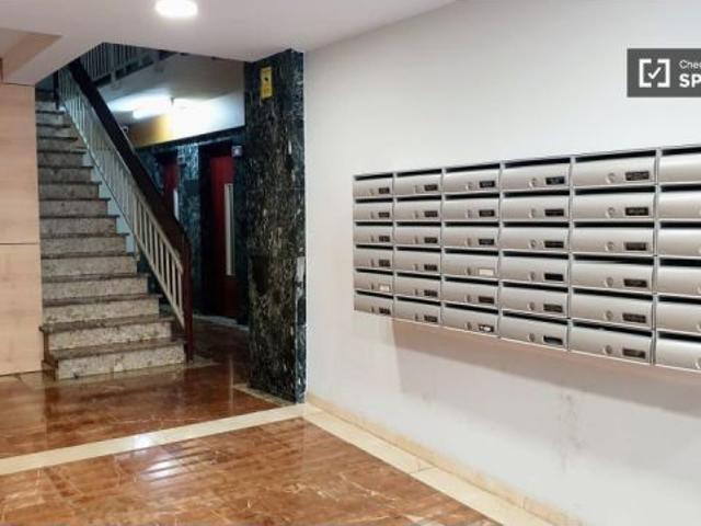 Se alquila habitación en apartamento de 4 dormitorios en Gràcia
