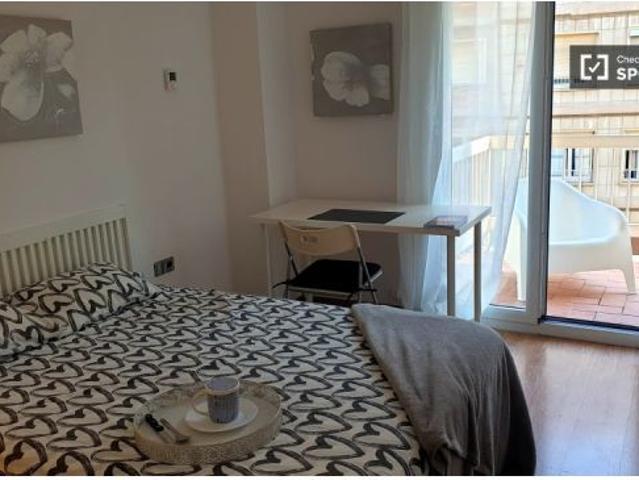 Se alquila habitación en apartamento de 4 dormitorios en Gràcia