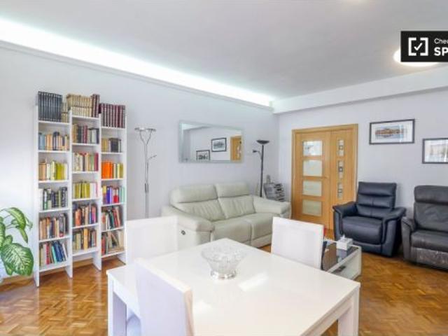 Se alquila habitación en apartamento de 4 dormitorios en Gracia, Barcelona