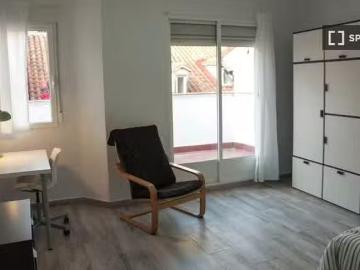 Se alquila habitación en apartamento de 4 dormitorios en Lavap.