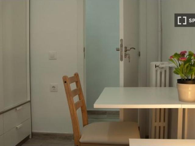 Se alquila habitación en apartamento de 4 dormitorios en Lavapiés, Madrid