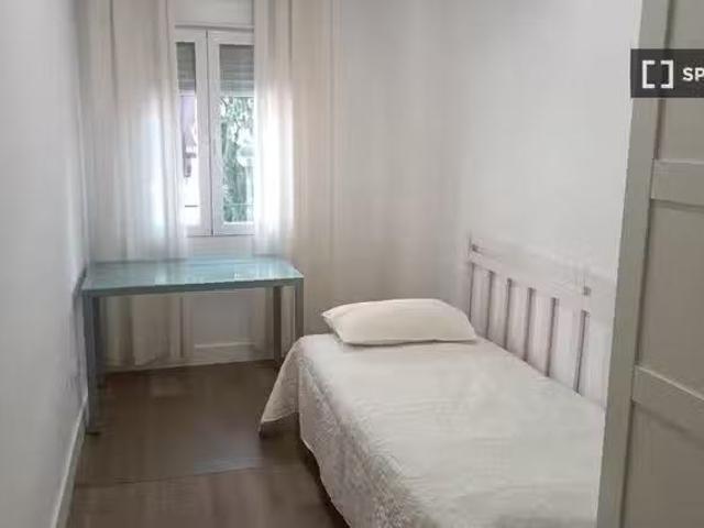 Se alquila habitación en apartamento de 4 dormitorios en Legan.