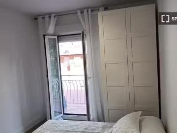 Se alquila habitación en apartamento de 4 dormitorios en Legan.