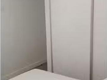 Se alquila habitación en apartamento de 4 dormitorios en Legan.