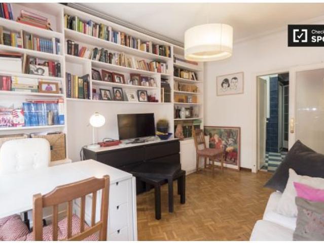 Se alquila habitación en apartamento de 4 dormitorios en Les Corts