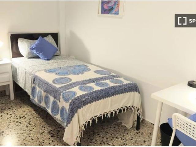 Se alquila habitación en apartamento de 4 dormitorios en Paterna, Valencia