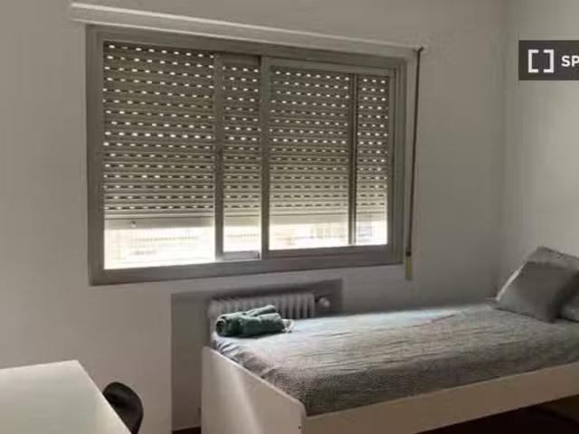 Se alquila habitación en apartamento de 4 dormitorios en Retir.