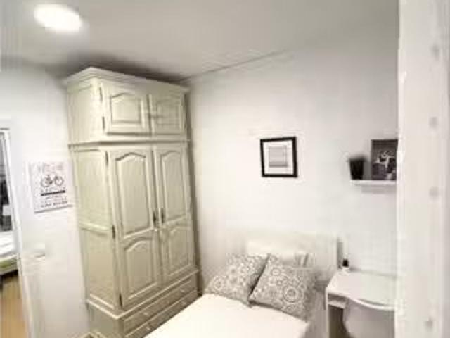 Se alquila habitación en apartamento de 4 dormitorios en Salam.