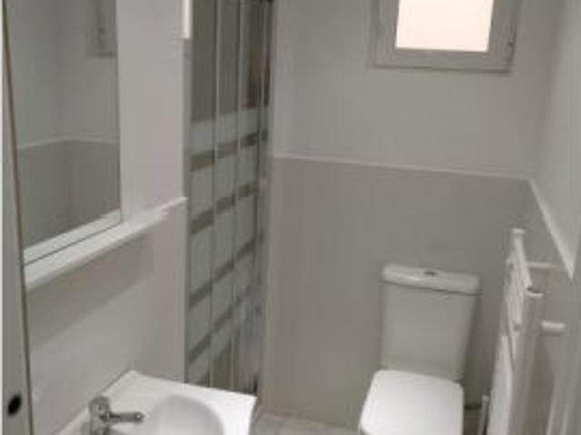 Se alquila habitación en apartamento de 4 dormitorios en Salamanca