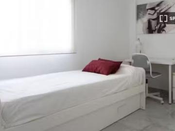 Se alquila habitación en apartamento de 4 habitaciones en La F.