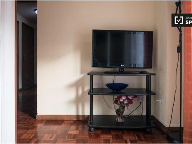 Se alquila habitación en apartamento de 5 dormitorios en Alcalá de Henares