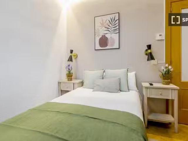 Se alquila habitación en apartamento de 5 dormitorios en Atoch.