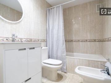 Se alquila habitación en apartamento de 5 dormitorios en Burjassot