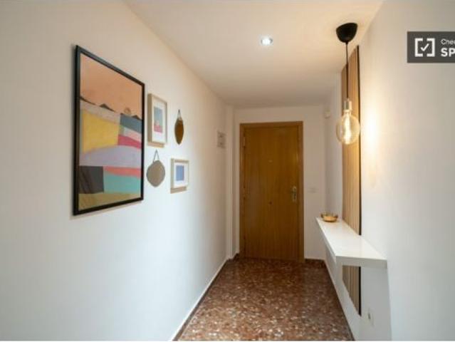 Se alquila habitación en apartamento de 5 dormitorios en Burjassot