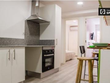 Se alquila habitación en apartamento de 5 dormitorios en Burjassot