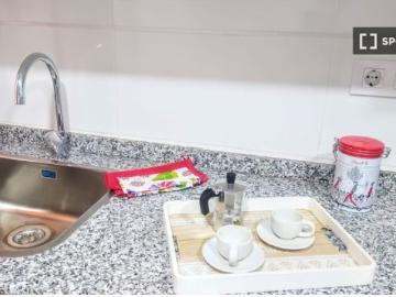 Se alquila habitación en apartamento de 5 dormitorios en Montcada, Valencia