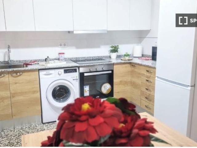 Se alquila habitación en apartamento de 5 dormitorios en Montcada, Valencia