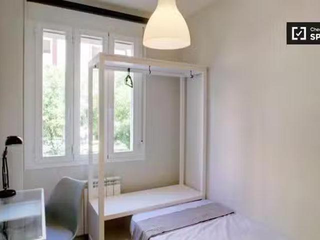 Se alquila habitación en apartamento de 6 dormitorios en Retir.