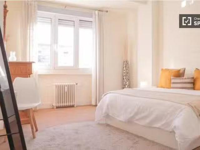 Se alquila habitación en apartamento de 6 dormitorios en Retir.