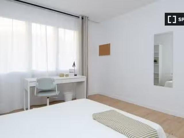 Se alquila habitación en apartamento de 8 dormitorios en Salam.