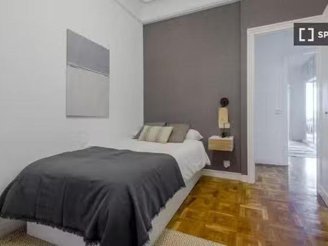 Se alquila habitación en apartamento de 9 dormitorios en Chamb.