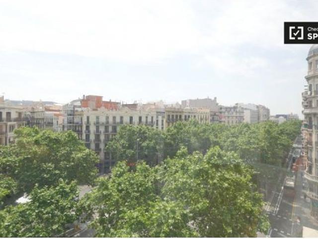 Se alquila habitación en apartamento de 9 dormitorios en l' Eixample