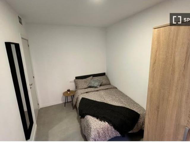 Se alquila habitación en apartamento en LHospitalet De Llobregat