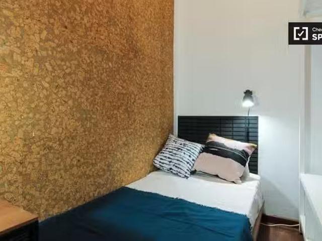 Se alquila habitación en el apartamento de 7 dormitorios L'Esq.