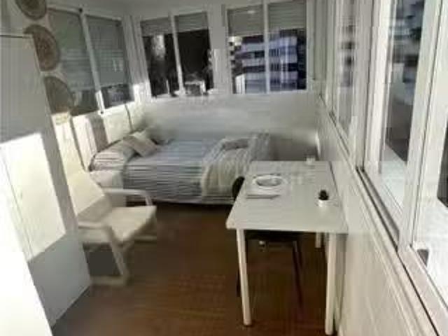 Se alquila habitación en el apartamento de 5 dormitorios en Mó.