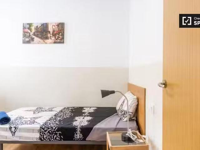 Se alquila habitación en el apartamento de 6 dormitorios en El.