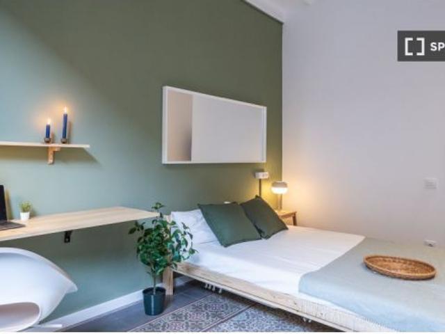 Se alquila habitación en el apartamento de 6 dormitorios en El Raval, Barcelona