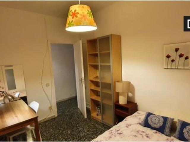 Se alquila habitación en el apartamento de 6 dormitorios en Les Corts