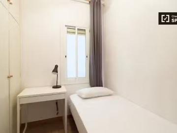 Se alquila habitación en el apartamento de 6 dormitorios en Sa.