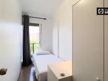 Se alquila habitación en el apartamento de 6 dormitorios en Sa.