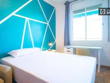 Se alquila habitación en el apartamento de 6 dormitorios en Sa.