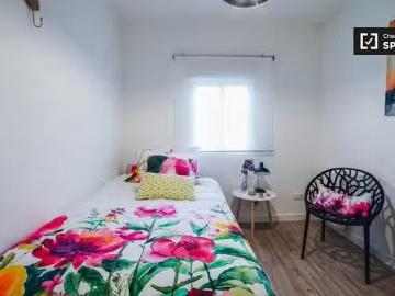 Se alquila habitación en el moderno apartamento de 3 dormitori.