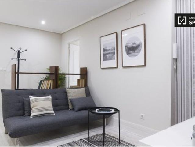 Se alquila habitación en elegante apartamento de 5 dormitorios en el vibrante Indautxu