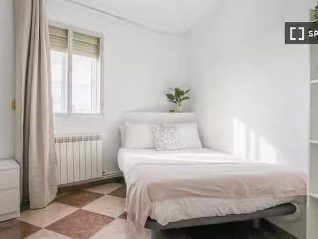 Se alquila habitación en estupendo piso situado en Madrid