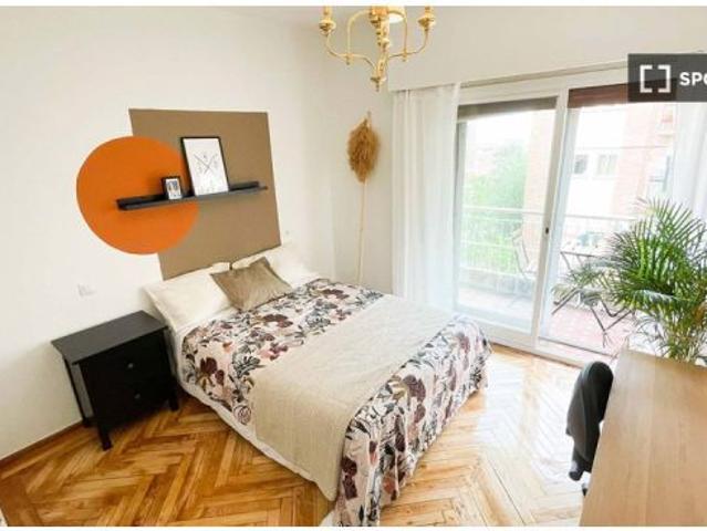 Se alquila habitación en piso 7 dormitorios en Tetuán, Madrid