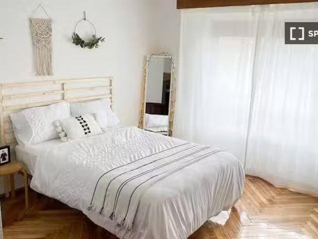 Se alquila habitación en piso 7 dormitorios en Tetuán, Madrid