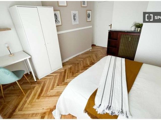Se alquila habitación en piso 7 dormitorios en Tetuán, Madrid