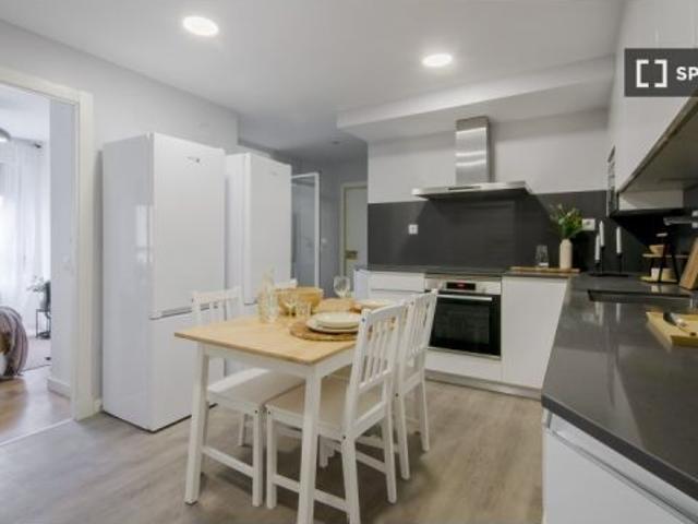 Se alquila habitación en piso compartido de 10 habitaciones en El Viso