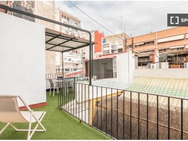 Se alquila habitación en piso compartido de 10 habitaciones en El Pla del Remei