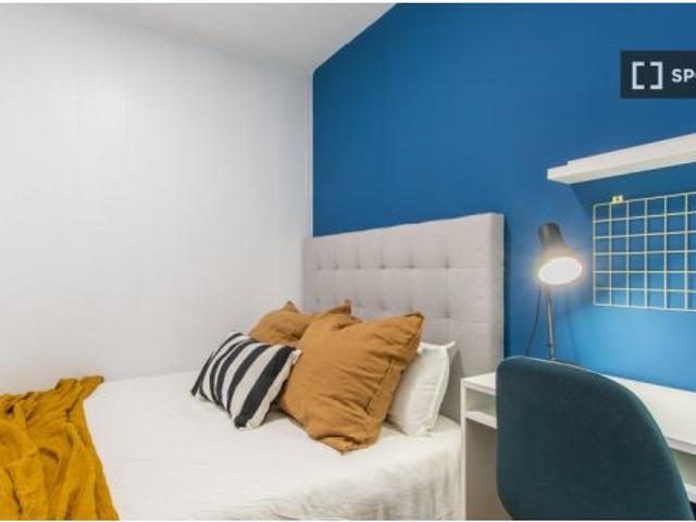 Se alquila habitación en piso compartido de 10 habitaciones en Estrella, perfecta para profesionales