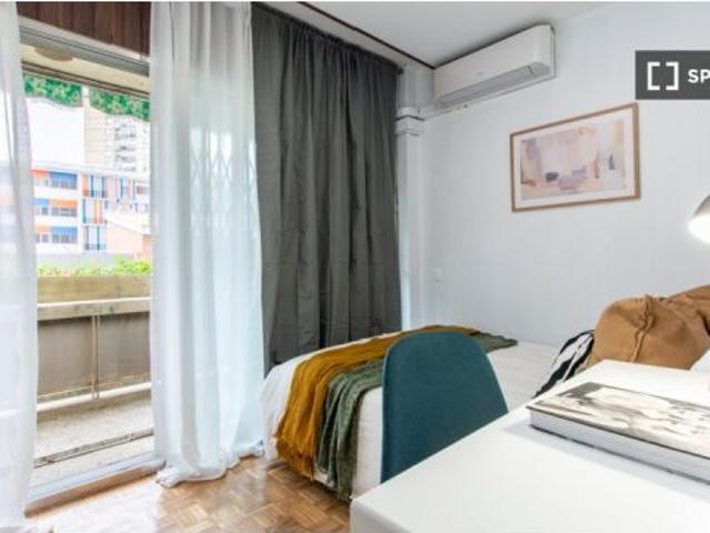 Se alquila habitación en piso compartido de 10 habitaciones en Estrella, perfecta para profesionales