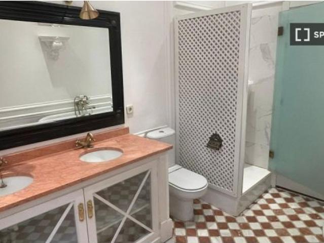 Se alquila habitación en piso compartido de 10 habitaciones en Justicia