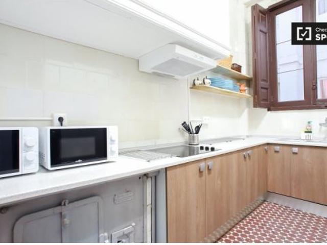 Se alquila habitación en piso compartido de 10 habitaciones en Russafa, solo para estudiantes